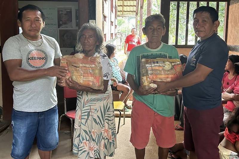 O governo do Pará, por meio da secretaria estadual dos Povos Indígenas (Sepi), fez a doação, nesta semana, de 100 cestas básicas para dezenas de famílias atendidas pelo Distrito de Sanitário Especial Indígena (Dsei) do Rio Tapajós, no Polo Base Missão Cururu, em Jacareacanga. A medida reforça a segurança alimentar para as comunidades indígenas da região atingidas pela seca e estiagem.  O coordenador do Distrito de Sanitário Especial Indígena, Haroldo Saw Munduruku, destacou a ação. “É importante, para nós, essa aproximação com o governo do Estado, para que a gente seja atendido quando precisamos de algo urgente, como nesse caso de cestas básicas. Ainda temos outras demandas a serem definidas para atender a população indígena, principalmente, as mais afetadas pela seca na nossa região”, disse.