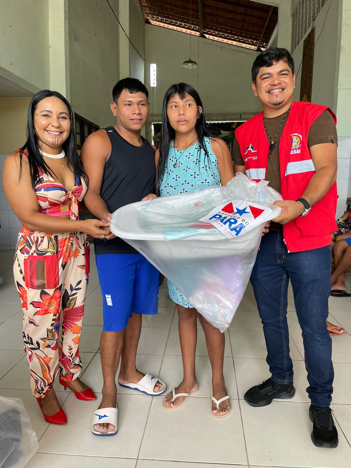 Secretária Puyr Tembé ao lado de casal beneficiado e Welton Surui, coordenador da Secretaria de Saúde Indígena, do Governo Federal.