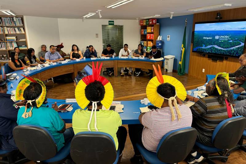 Proteção - Durante a discussão, as lideranças reforçaram a importância de construir políticas e estratégias após a desintrusão do território. “Nós, por meio do Governo do Estado, estamos disponíveis para construir junto com as lideranças e as instituições parceiras, as formas de garantir, viabilizar a proteção do território e manter a floresta viva em pé. A união faz a força, a força faz a união. A união faz a demarcação e faz a proteção”, enfatizou a titular da Sepi.  Uma das lideranças presentes, Niti Kayapó, ressaltou a importância da preservação não só das florestas, mas também dos rios da região, que estão contaminados por mercúrio, produto químico altamente tóxico. “Nós precisamos ter um rio limpo, para tomar banho. As crianças tomam banho, bebem dessa água. A gente precisa cuidar do rio. Como que vai ficar? Tem que ter uma coisa certa pra gente passar a informação para a comunidade”, disse.  Em abril deste ano, a Funai assinou, como forma de esforço nos processos de regularização das terras indígenas no Pará, um protocolo de Intenções com órgãos do Governo do Estado e a Federação dos Povos Indígenas do Pará (Fepipa). O documento celebra um Acordo de Cooperação Técnica (ACT) com objetivo de coordenar, elaborar, revisar e implementar os Planos de Gestão Territorial e Ambiental (PGTAs) e outros meios de gestão com os povos afetados por crimes ambientais.