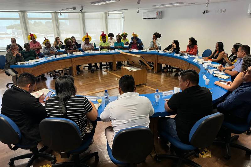 Proteção - Durante a discussão, as lideranças reforçaram a importância de construir políticas e estratégias após a desintrusão do território. “Nós, por meio do Governo do Estado, estamos disponíveis para construir junto com as lideranças e as instituições parceiras, as formas de garantir, viabilizar a proteção do território e manter a floresta viva em pé. A união faz a força, a força faz a união. A união faz a demarcação e faz a proteção”, enfatizou a titular da Sepi.  Uma das lideranças presentes, Niti Kayapó, ressaltou a importância da preservação não só das florestas, mas também dos rios da região, que estão contaminados por mercúrio, produto químico altamente tóxico. “Nós precisamos ter um rio limpo, para tomar banho. As crianças tomam banho, bebem dessa água. A gente precisa cuidar do rio. Como que vai ficar? Tem que ter uma coisa certa pra gente passar a informação para a comunidade”, disse.  Em abril deste ano, a Funai assinou, como forma de esforço nos processos de regularização das terras indígenas no Pará, um protocolo de Intenções com órgãos do Governo do Estado e a Federação dos Povos Indígenas do Pará (Fepipa). O documento celebra um Acordo de Cooperação Técnica (ACT) com objetivo de coordenar, elaborar, revisar e implementar os Planos de Gestão Territorial e Ambiental (PGTAs) e outros meios de gestão com os povos afetados por crimes ambientais.