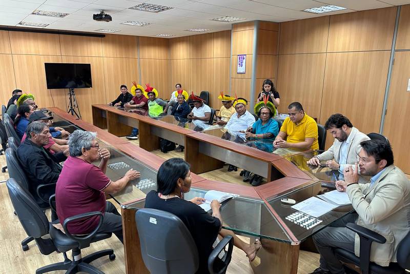 Proteção - Durante a discussão, as lideranças reforçaram a importância de construir políticas e estratégias após a desintrusão do território. “Nós, por meio do Governo do Estado, estamos disponíveis para construir junto com as lideranças e as instituições parceiras, as formas de garantir, viabilizar a proteção do território e manter a floresta viva em pé. A união faz a força, a força faz a união. A união faz a demarcação e faz a proteção”, enfatizou a titular da Sepi.  Uma das lideranças presentes, Niti Kayapó, ressaltou a importância da preservação não só das florestas, mas também dos rios da região, que estão contaminados por mercúrio, produto químico altamente tóxico. “Nós precisamos ter um rio limpo, para tomar banho. As crianças tomam banho, bebem dessa água. A gente precisa cuidar do rio. Como que vai ficar? Tem que ter uma coisa certa pra gente passar a informação para a comunidade”, disse.  Em abril deste ano, a Funai assinou, como forma de esforço nos processos de regularização das terras indígenas no Pará, um protocolo de Intenções com órgãos do Governo do Estado e a Federação dos Povos Indígenas do Pará (Fepipa). O documento celebra um Acordo de Cooperação Técnica (ACT) com objetivo de coordenar, elaborar, revisar e implementar os Planos de Gestão Territorial e Ambiental (PGTAs) e outros meios de gestão com os povos afetados por crimes ambientais.