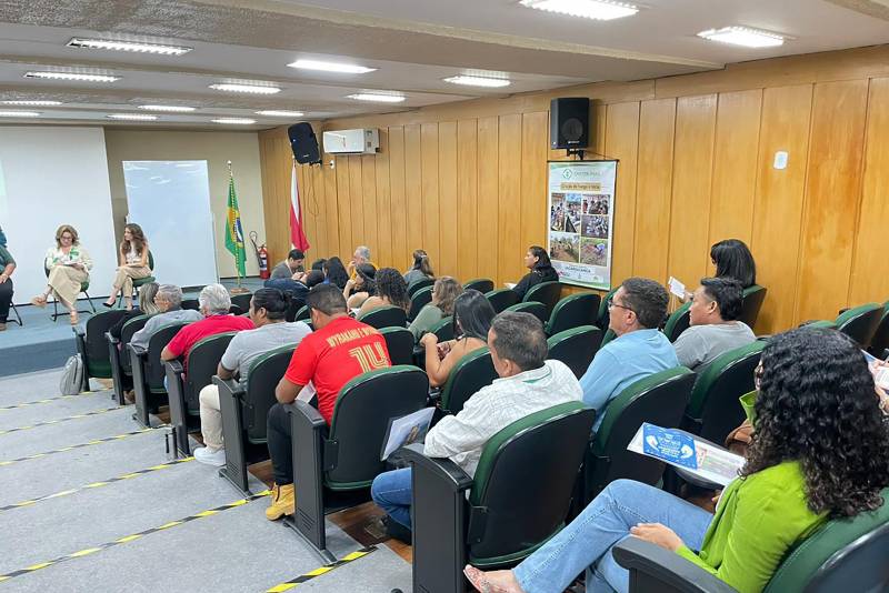 Aproximadamente noventa participantes, entre representantes indígenas, governos estadual e federal, ministério público, organizações não governamentais e associações participaram da programação