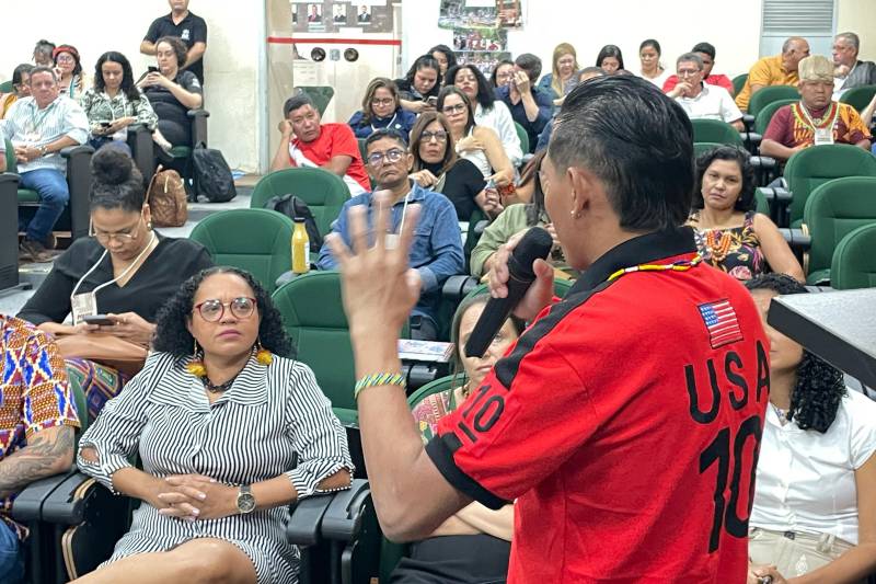 Aproximadamente noventa participantes, entre representantes indígenas, governos estadual e federal, ministério público, organizações não governamentais e associações participaram da programação